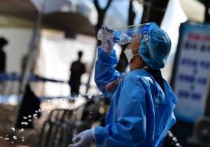  푹푹 찌는 선별진료소....의료진은 '폭염과의 전쟁'