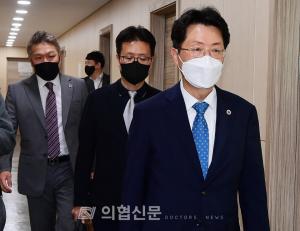 김동석 의협 수가협상단장 "협상 결렬 책임 통감" 사퇴 선언