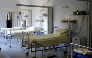 병원 복도서 물기에 미끄러져 사망 "병원 손배 책임 인정"