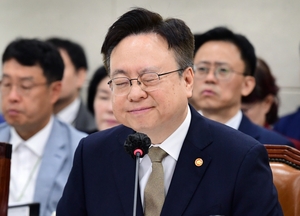 '의대정원' 난타에 얼굴 찡그리는 조규홍 장관